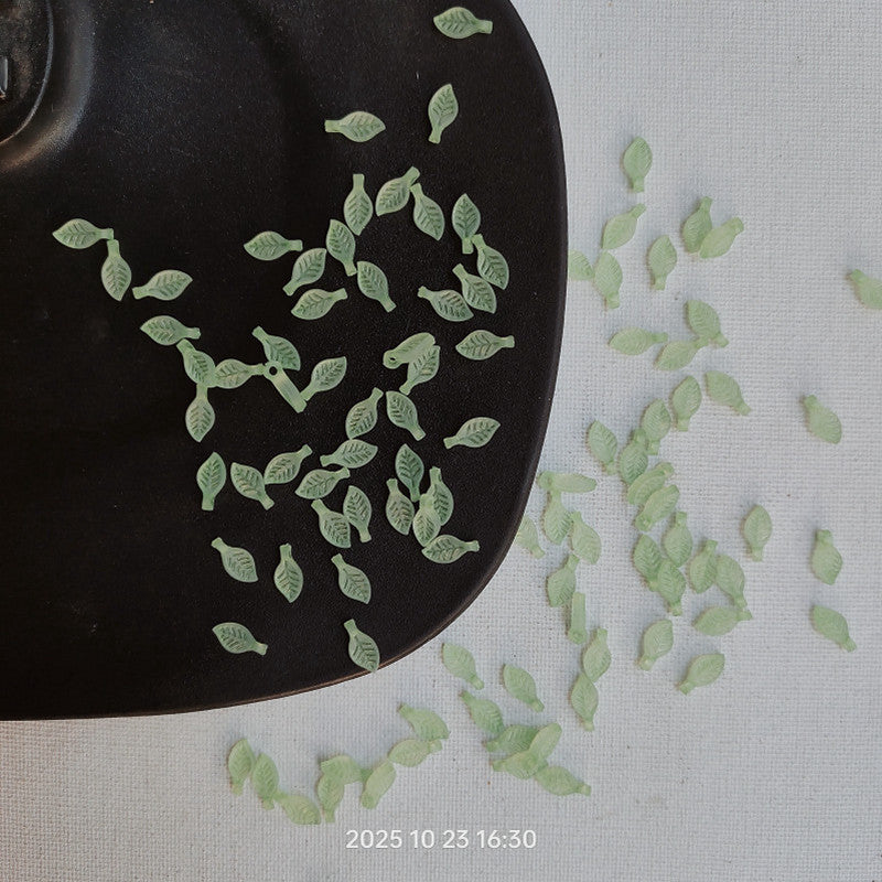Glow in Dark Leaves 10 Gram