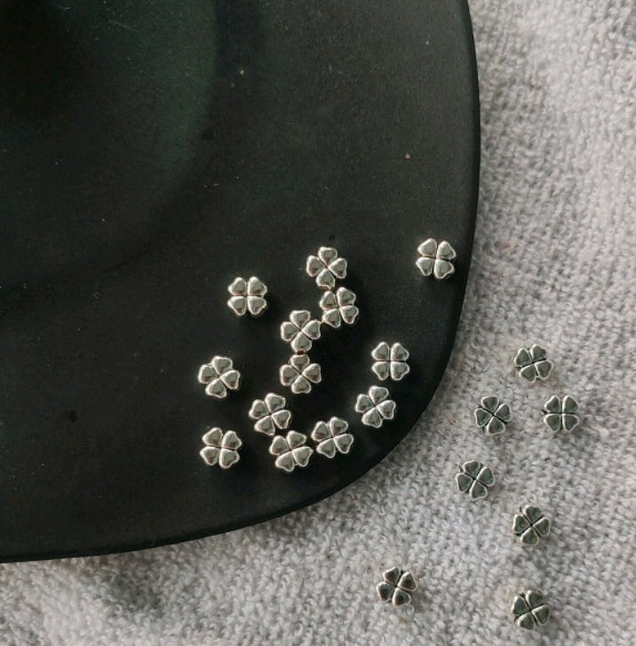 Clover metal beads per piece