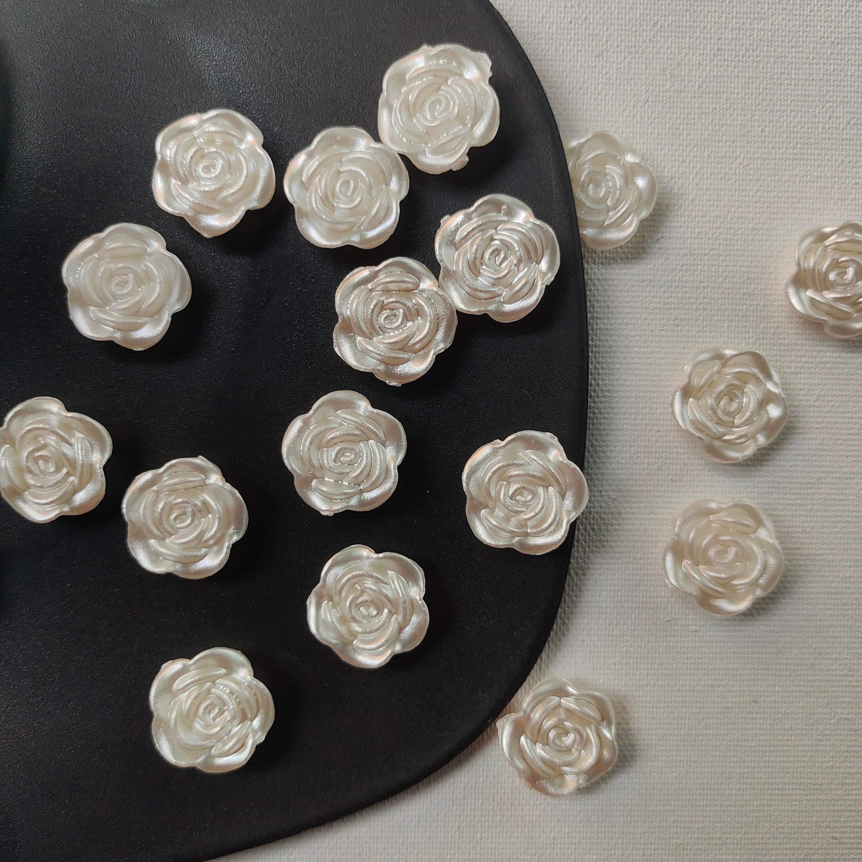 White roses 10 grm