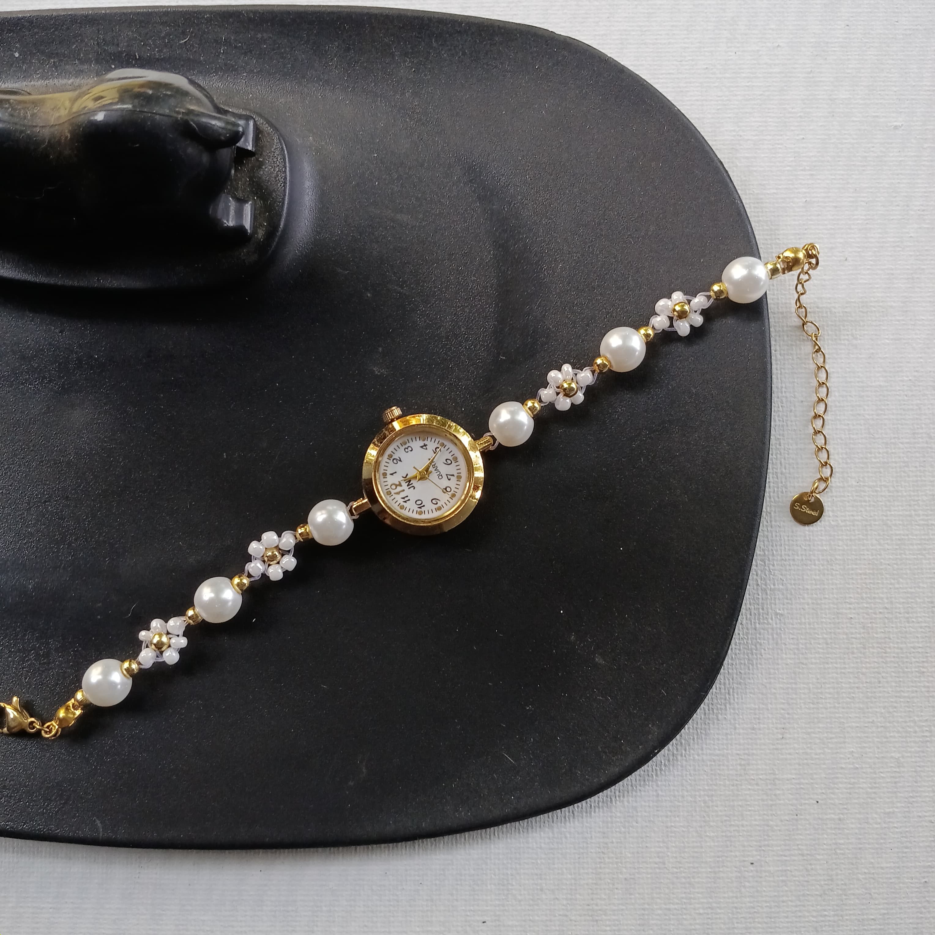 Daisy golden watch