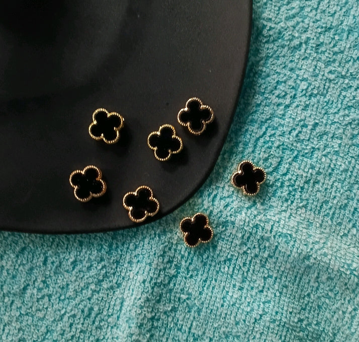 Black clover bead